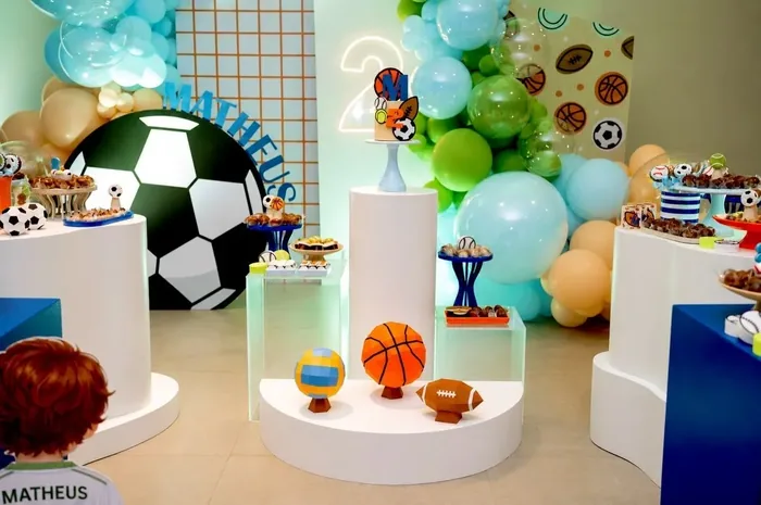 Festa infantil montada com peças de papelaria em camadas da Papel Flor